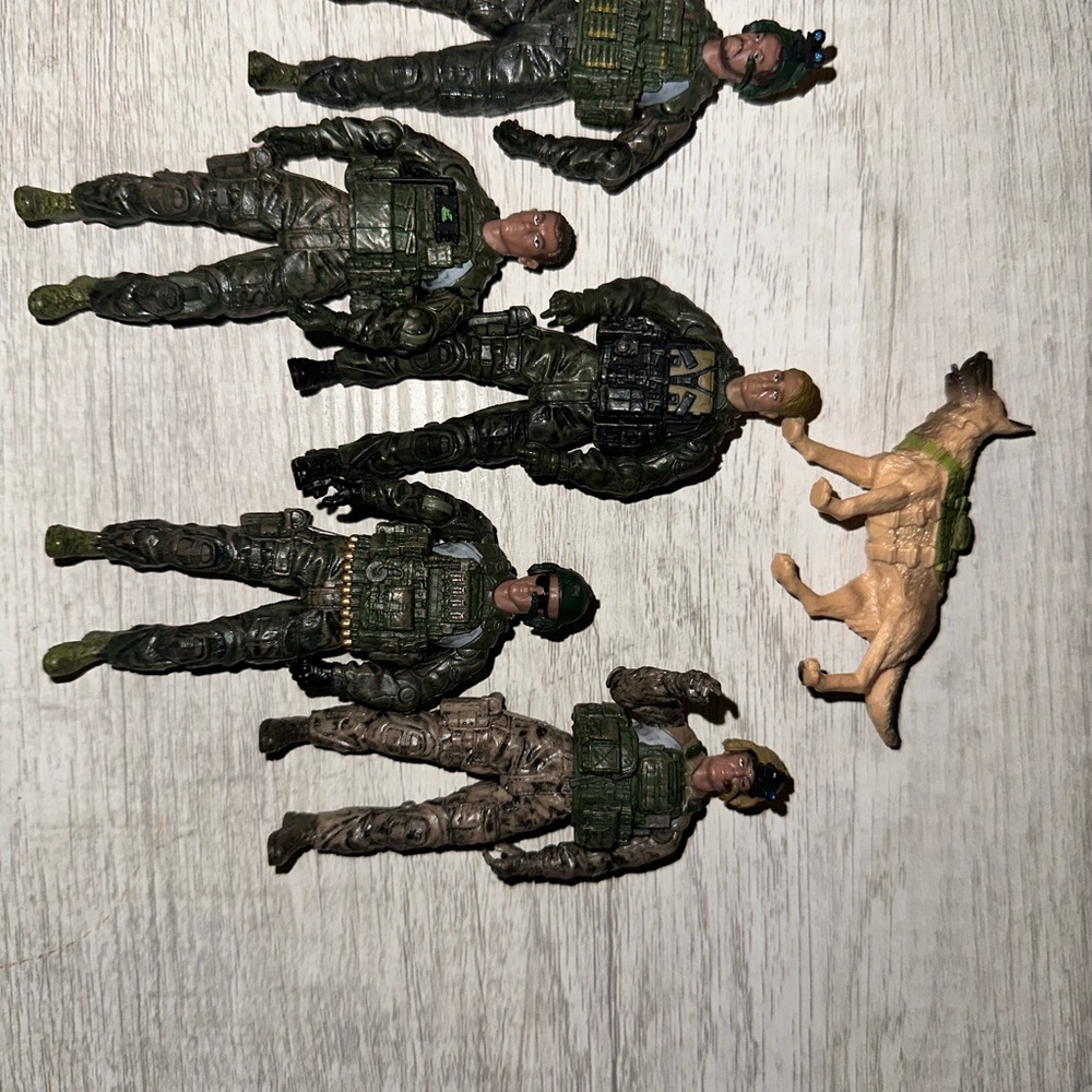 Military Action Figures Set with Dog bluebox